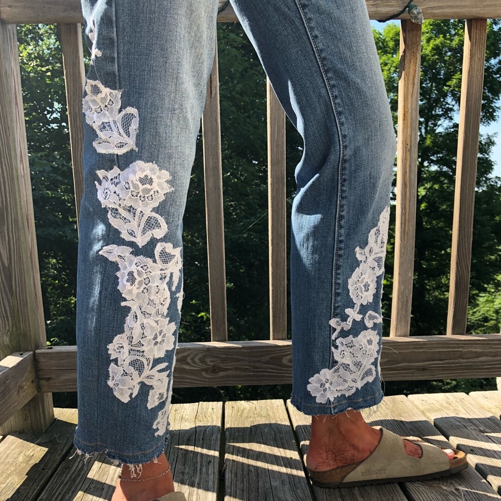 🌻Tomgirl Light Wash Jeans with Lace Appliqué